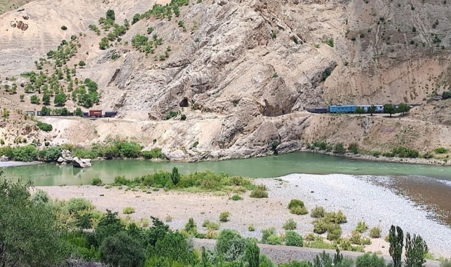 Elazığ'da trenin çarptığı işçiler ağır yaralandı