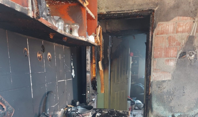 Elektrik kontağından çıkan yangın evi kül etti
