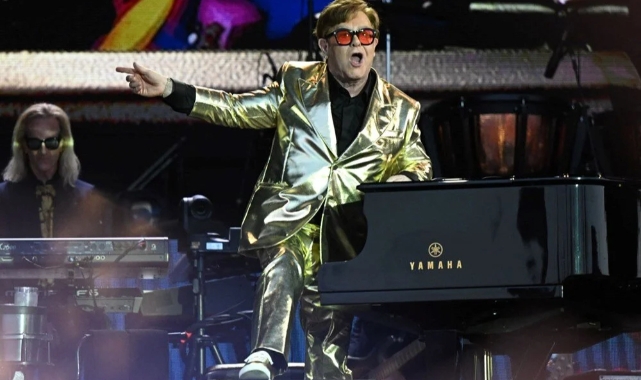 Elton John Glastonbury Festivali'nde tarih yazdı