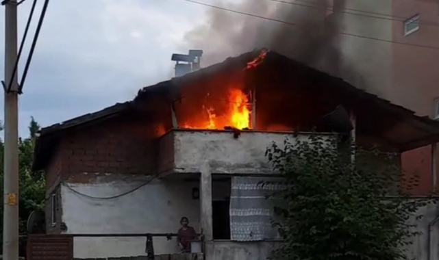 Evin çatı katı alevlere teslim oldu