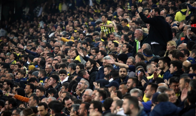 Fenerbahçeli taraftarlar yönetimi istifaya davet etti