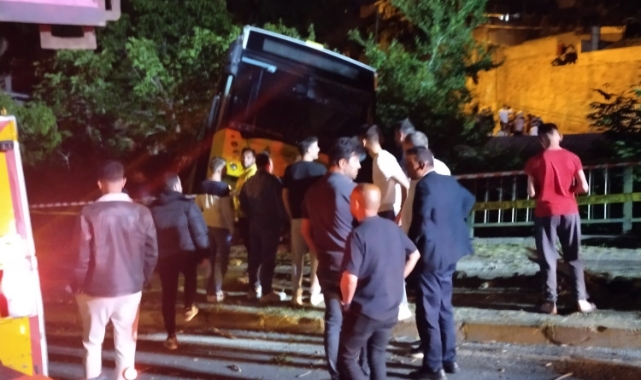 Freni boşalan otobüs bir evin bahçesine düştü