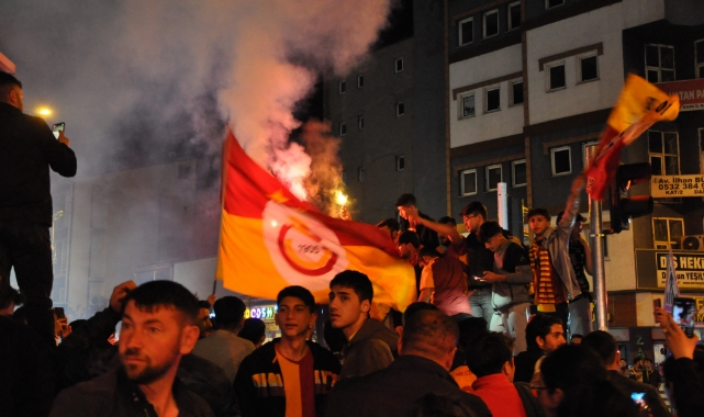 Galatasaray taraftarları sokağa döküldü