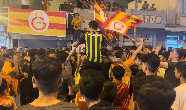 Galatasaray ve Fenerbahçe taraftarı şampiyonluğu birlikte kutladı