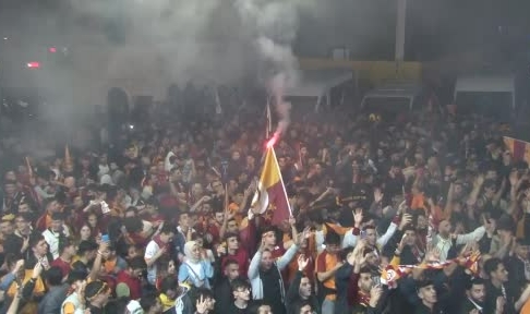 Galatasaraylı taraftarlar Taksim'i bayram yerine çevirdi