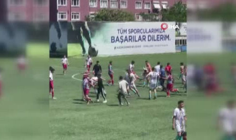 Gençlerin maçında kavga çıktı