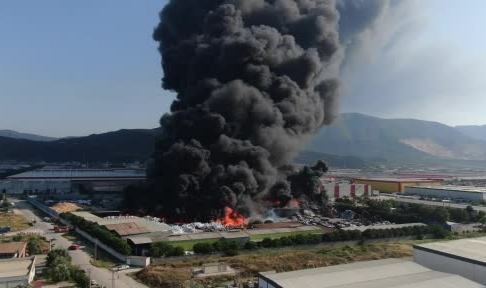 Geri dönüşümdeki yangın idari binaya da sıçradı