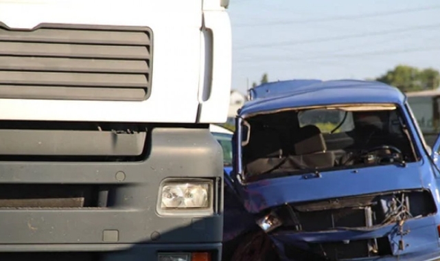 Göçmenleri taşıyan araca TIR çarptı! 1 ölü, 4 yaralı
