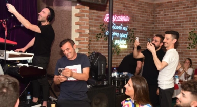 Hacı Ahmet Ak ve Ersin Korkut, Çevik’in şarkılarıyla eğlendi