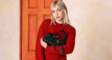 Hadid yeni imajıyla yaz sezonu çanta trendlerini tanıttı