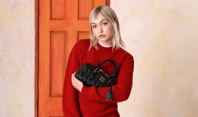 Hadid yeni imajıyla yaz sezonu çanta trendlerini tanıttı