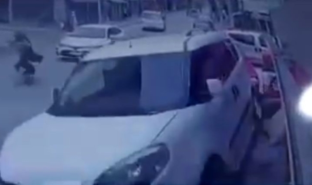 Hafif ticari araç geri kaçtı, 2 kişiyi altına aldı
