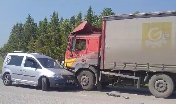 Hafif ticari araç ile kamyon çarpıştı