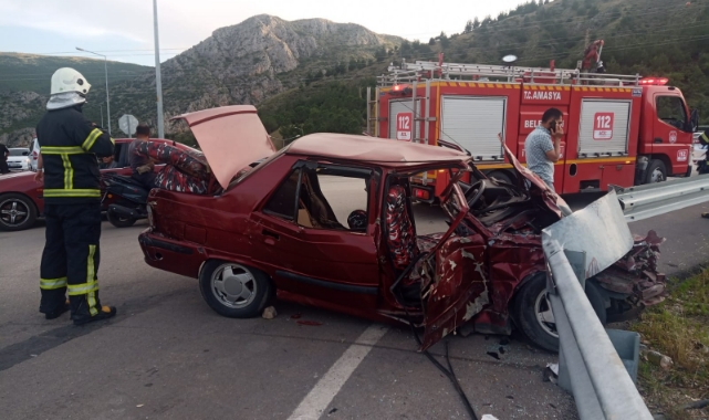 Hafif ticari araç ile otomobil çarpıştı!