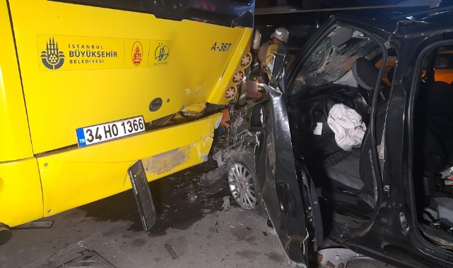 Ticari araç park halindeki İETT otobüsüne çarptı