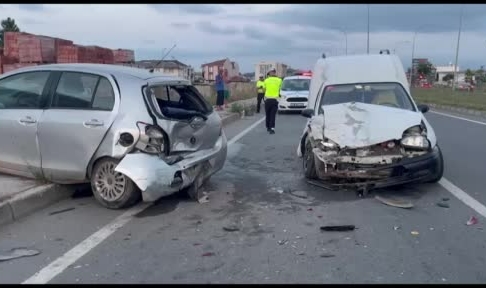 Hafif ticari araç, park halindeki otomobile çarptı