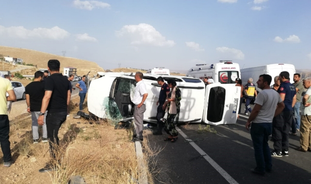 Hafif ticari araç takla attı! 6 yaralı