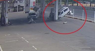 Hafif ticari araç petrol istasyonuna daldı