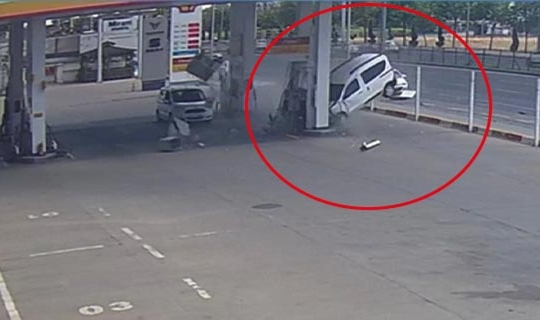 Hafif ticari araç petrol istasyonuna daldı