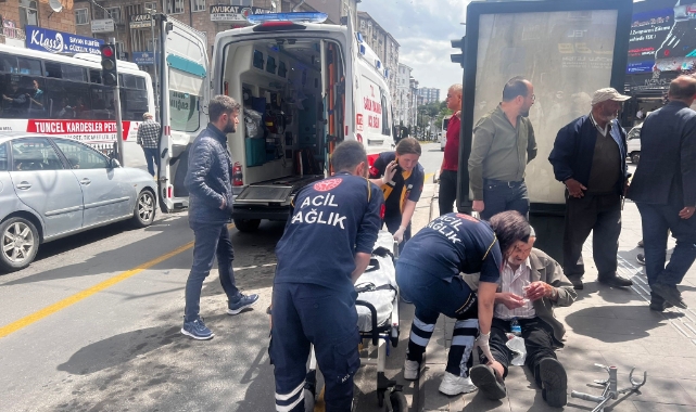 Halk otobüsüne çarpan yaya yaralandı