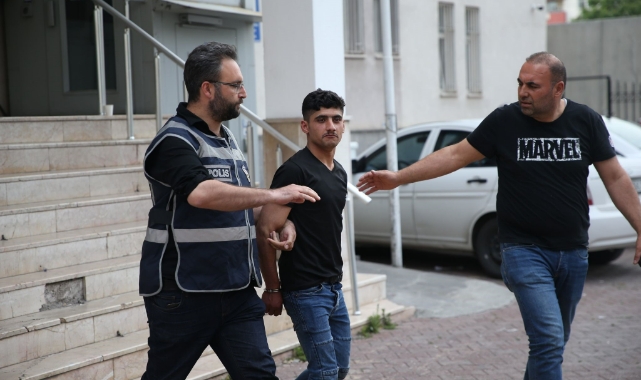Hapis cezası bulunan şahıs 'şöyle çekin' dedi, poz verdi