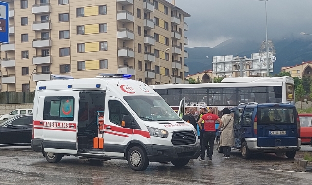Hasta taşıyan ambulans kaza yaptı