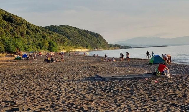 Hava sıcaklığı arttı, vatandaşlar denize koştu