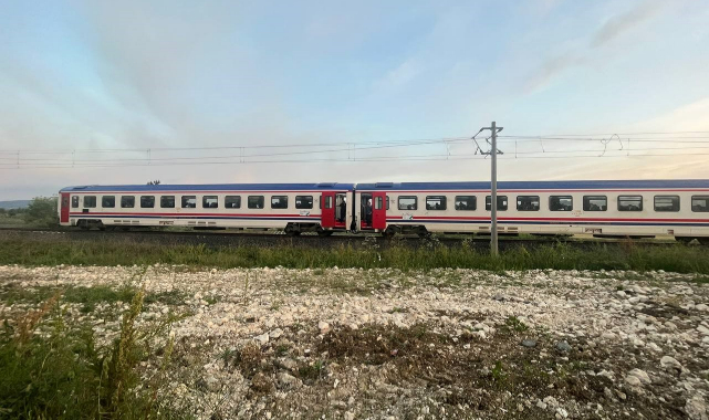 Hemzemin geçitte tren otomobile çarptı!