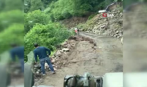 Heyelan nedeniyle yol çöktü