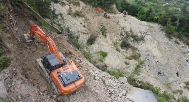 Heyelanın yıktığı yollarda yenileme çalışması