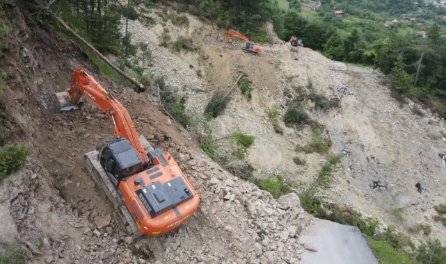 Heyelanın yıktığı yollarda yenileme çalışması