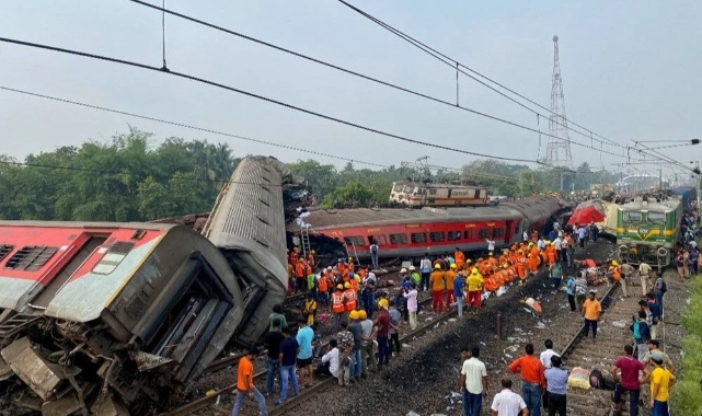 Hindistan'da tren kazası: 288 ölü