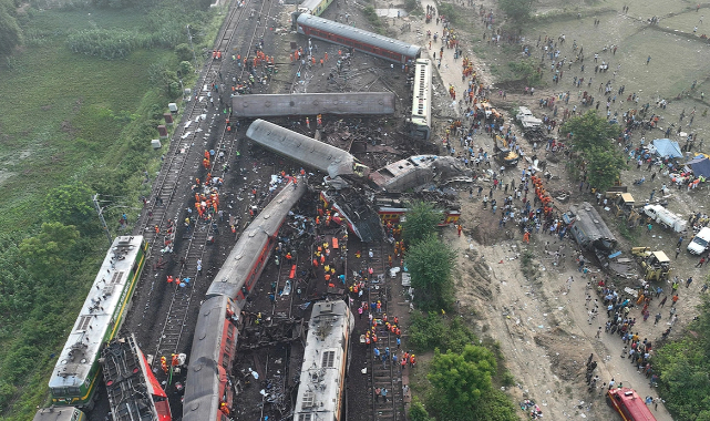 Hindistan'daki tren faciasında bilanço ağırlaşıyor!