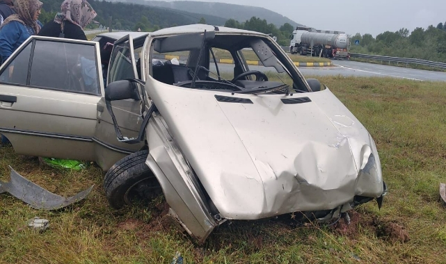 Hurdaya dönen otomobildeki 5 kişi yaralandı