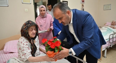 Huzurevinde bayram neşesi