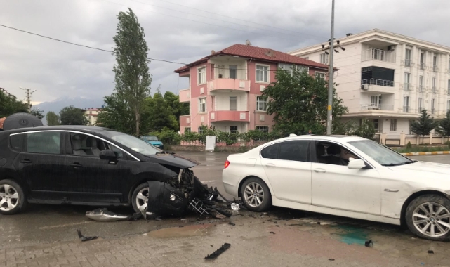 Iğdır’da iki otomobil çarpıştı