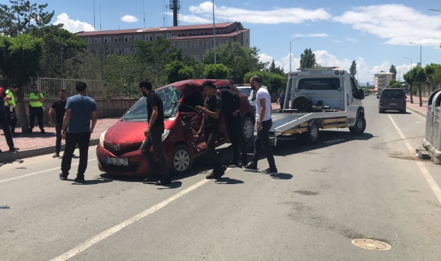 Iğdır'da öğretmenlerin olduğu araç kaza yaptı: 3 yaralı