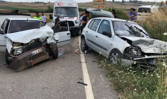 İki araç kafa kafaya çarpıştı! 4 yaralı