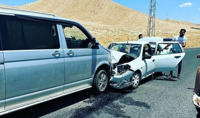 İki araç kafa kafaya çarpıştı! 9 yaralı