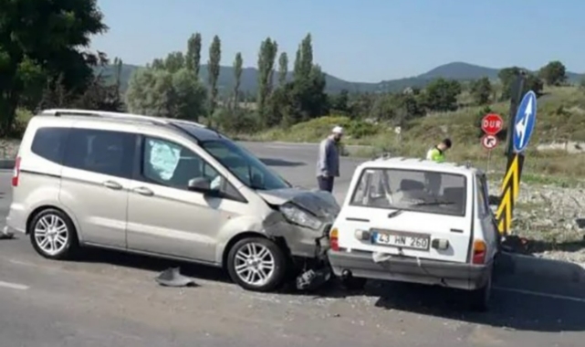 İki otomobil birbirine girdi! 5 yaralı