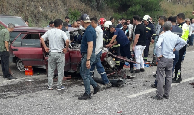 İki otomobil birbirine girdi! 6 yaralı