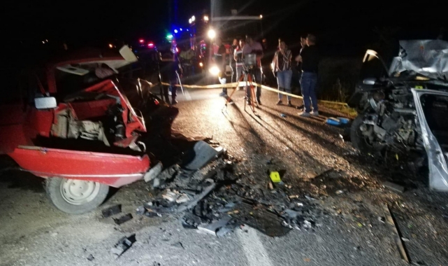 İki otomobil kafa kafaya çarpıştı! 3 ölü, 1 yaralı