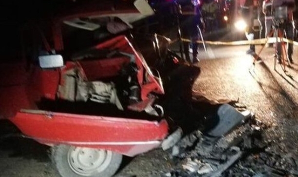 İki otomobil kafa kafaya çarpıştı: 3 ölü