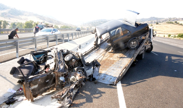 İkiye bölünen otomobilden sağ kurtuldu