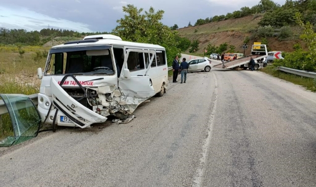 İşçi servisi ile otomobil çarpıştı! 13 yaralı