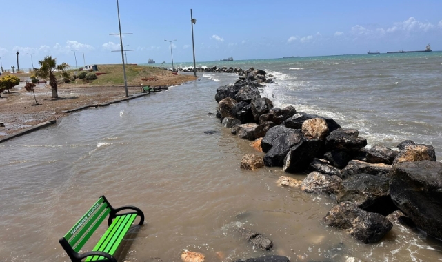 İskenderun'da fırtınada sahil şeridini su bastı