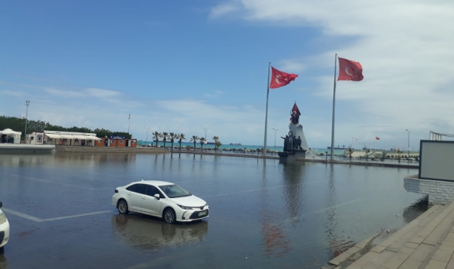 İskenderun'da kıyı şeridi yine su altında kaldı