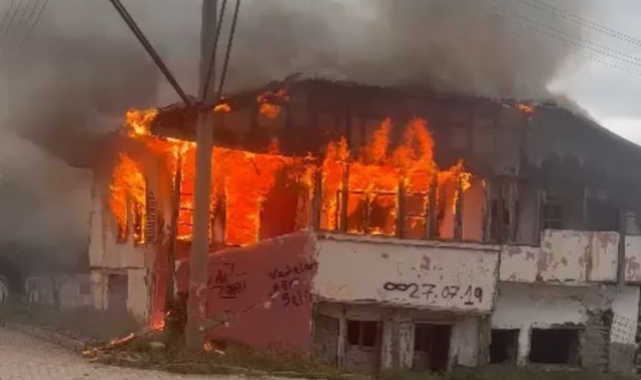 Isparta’da metruk bina alevlere teslim oldu