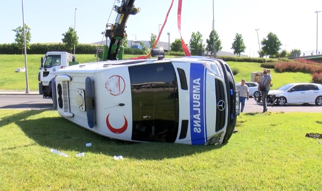 İstanbul'da ambulans devrildi 