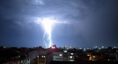 İstanbul’da şimşekler geceyi aydınlattı